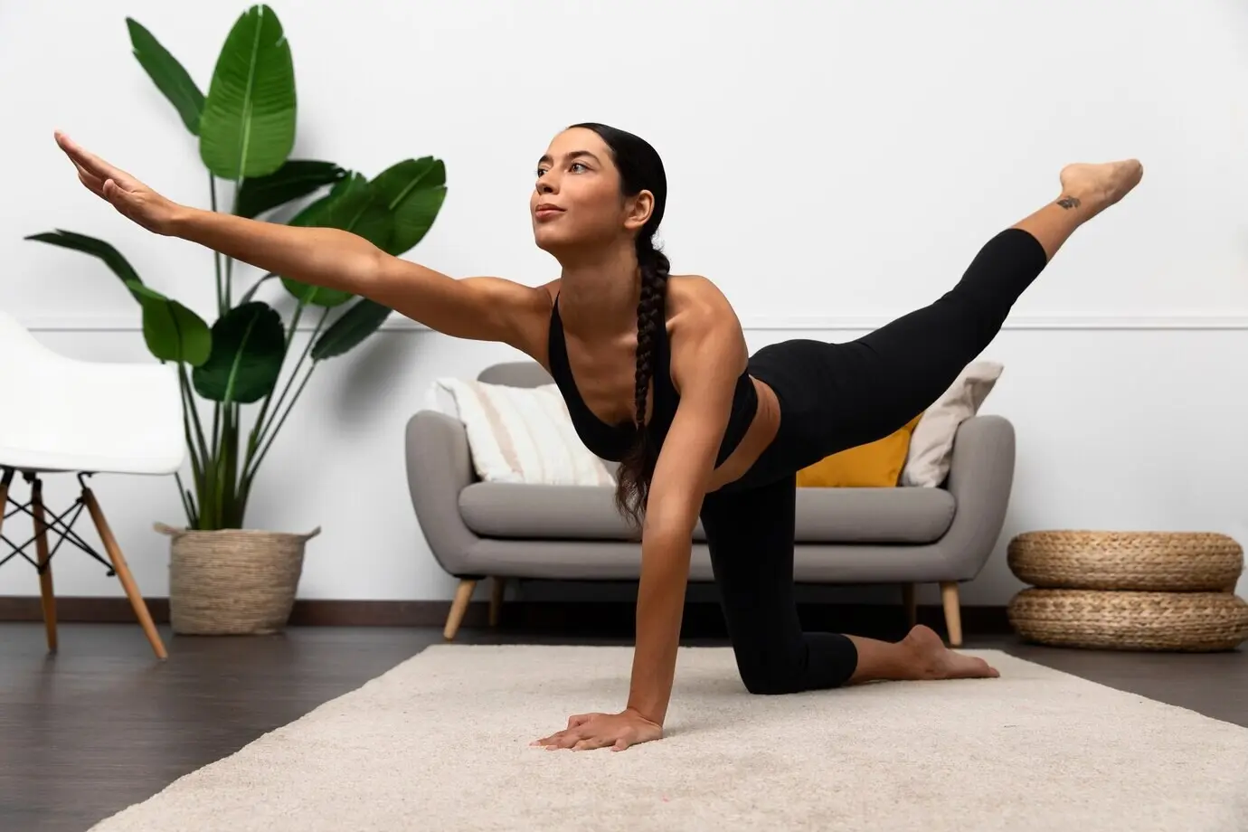 Женщина тренируется дома, вид сбоку