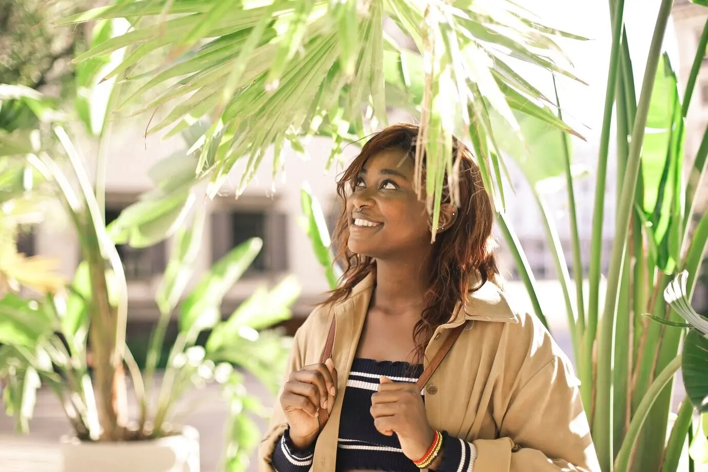 На улице — молодая чернокожая женщина.