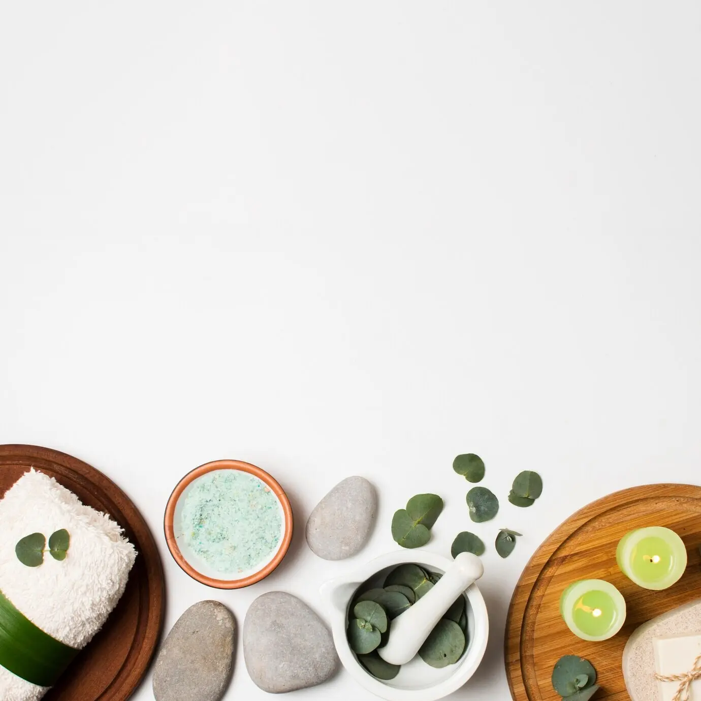 Вид сверху на спа-концепцию со свободным пространством для текста.